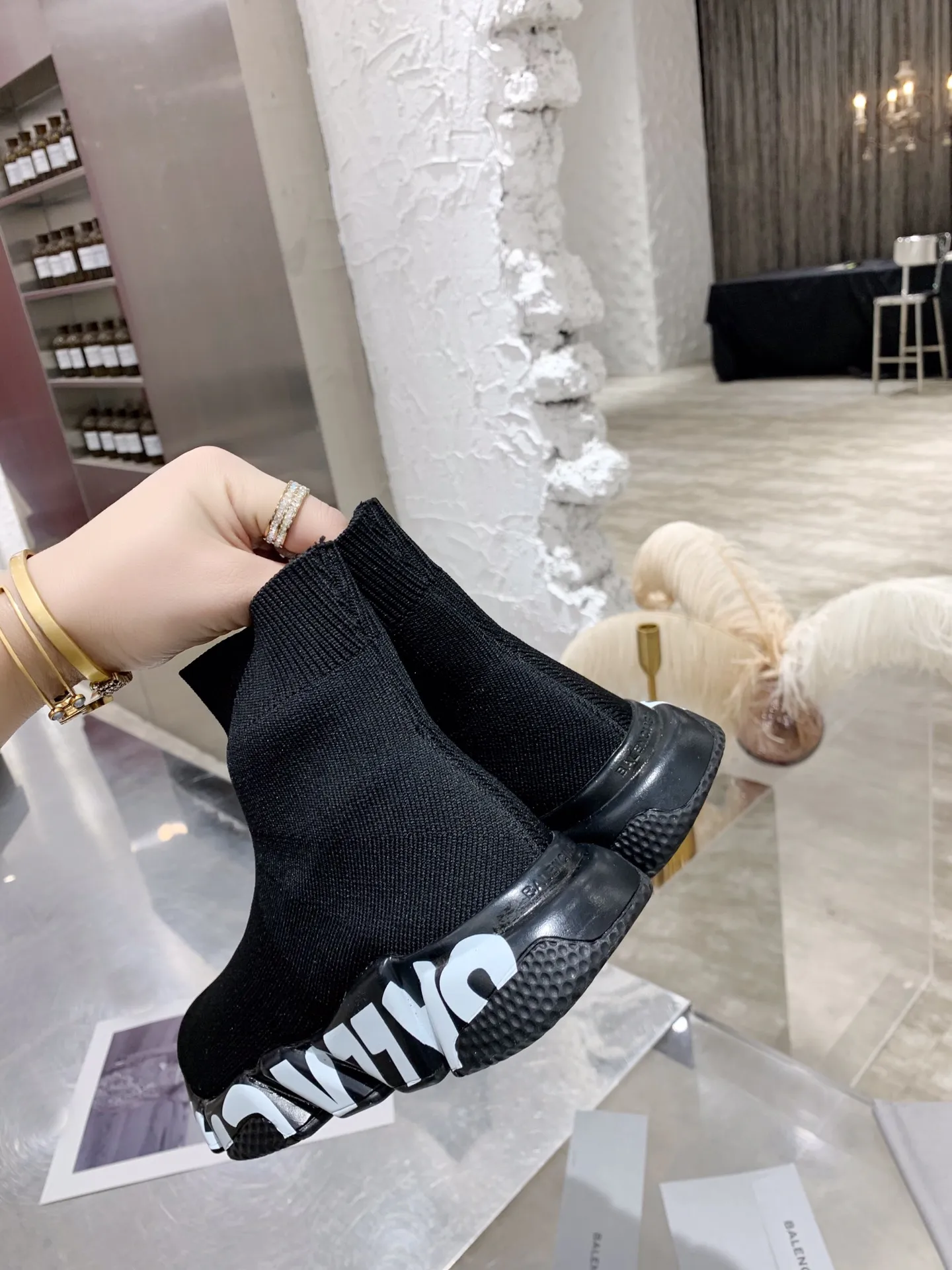👟👟Ex-factory price 420👟👟 [Ready stock top version vacuum outsole] Balenciaga 👣Size: 35 36 37 38 39 40 41 42 43 44 45 [Socks in original packaging delivered] 🔥Balenciaga's "Speed" High-top sock-style sneakers are instantly recognizable and have ever-lasting popularity. This item is made in Italy from stretch knitted fabric. The rubber sole has excellent elasticity. Only half of the brand name printed on it is visible. Compared with the previous exaggerated and eye-catching style, it has a sense of "half-covering the face as if holding a pipa", and the brand's ingenuity in innovating the logo printing trend can also be seen.